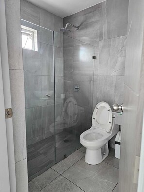 Shower, towels, toilet paper - Vrbo Property (Mazatlán)