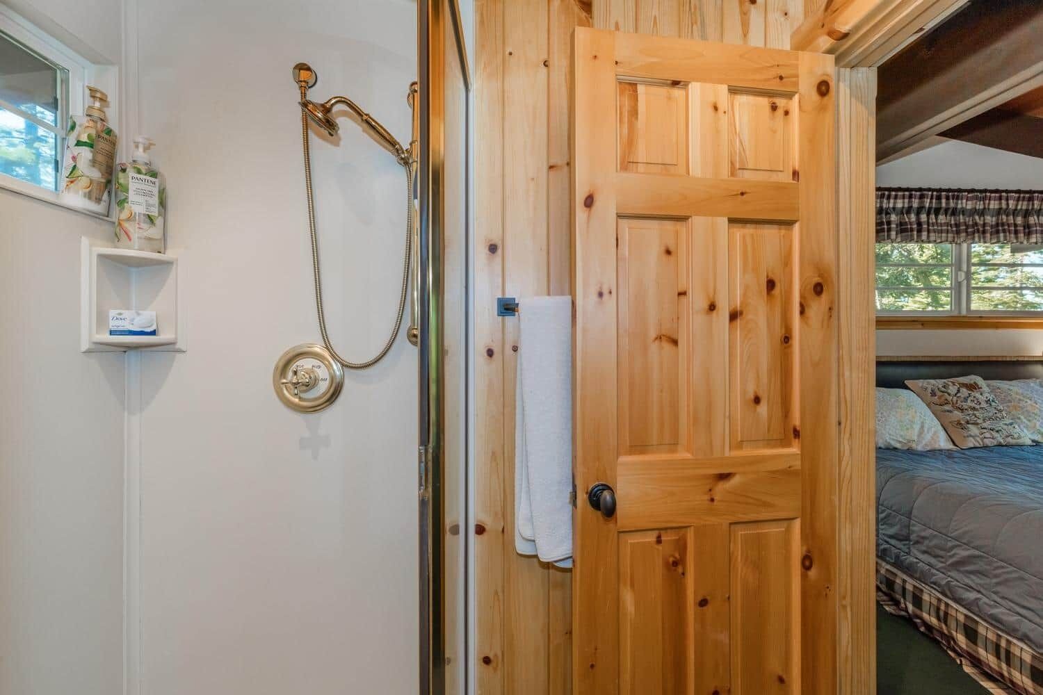 5 bedrooms, iron/ironing board, WiFi, bed sheets