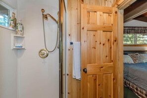 5 bedrooms, iron/ironing board, WiFi, bed sheets - Tahoe Group Oasis | 5BR, EV Charger & Fast Wifi (Tahoma)