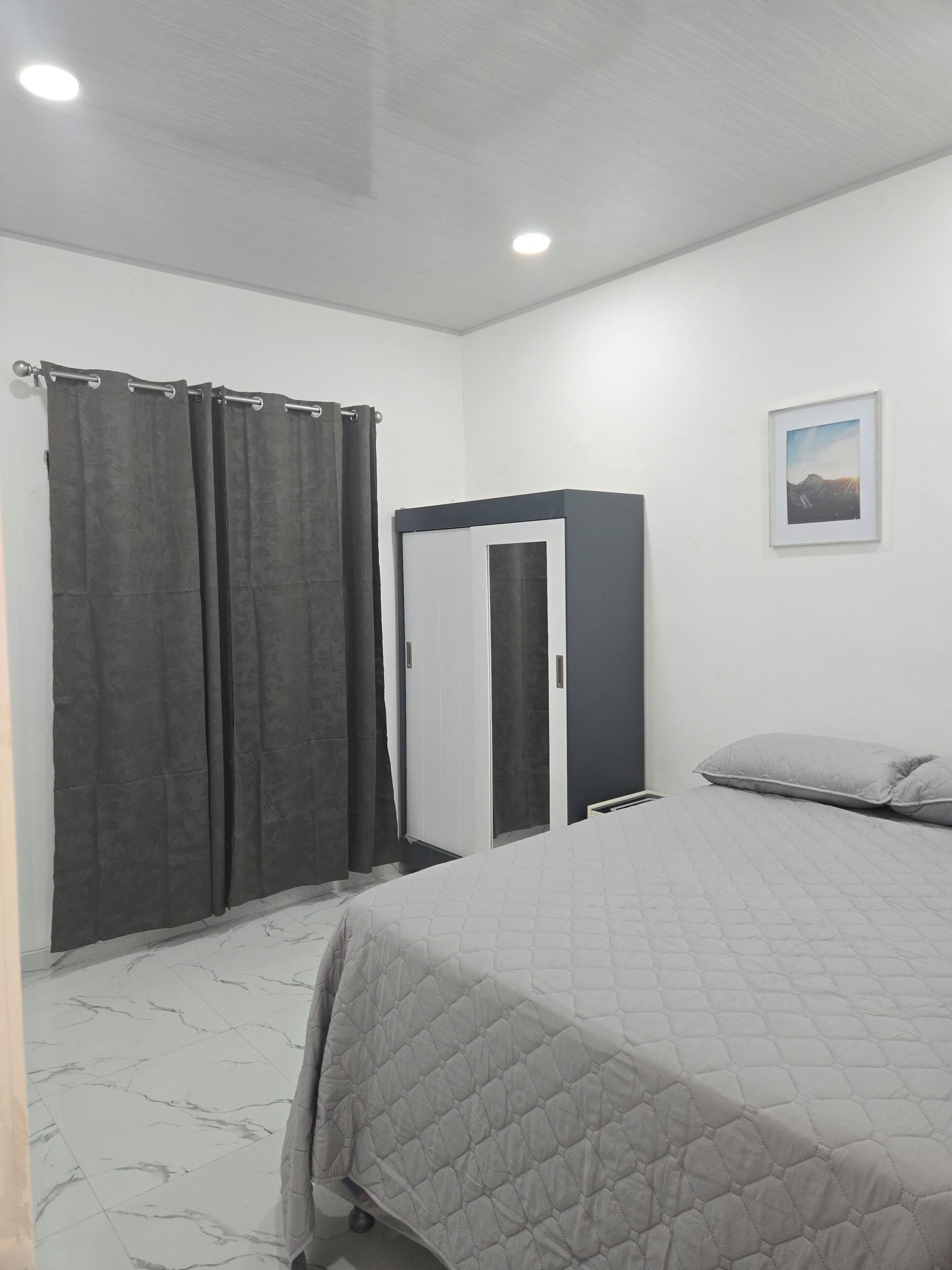 Iron/ironing board, WiFi, bed sheets