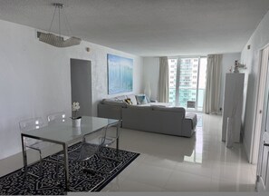 House - New Tides 12E in Hollywood (Hollywood)