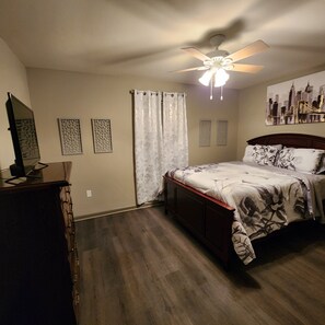 Room - 3-bedroom house in charming Sherwood. Very cozy and safe neighborhood (Sherwood)