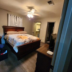 Room - 3-bedroom house in charming Sherwood. Very cozy and safe neighborhood (Sherwood)