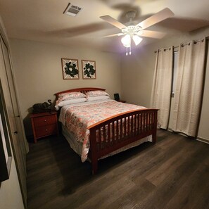 Room - 3-bedroom house in charming Sherwood. Very cozy and safe neighborhood (Sherwood)