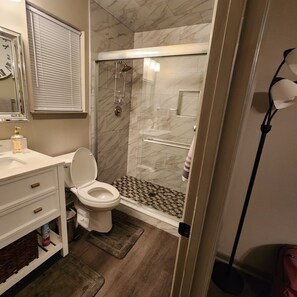 Bathroom - 3-bedroom house in charming Sherwood. Very cozy and safe neighborhood (Sherwood)