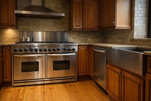 Private kitchen - Cozy 3-bedroom cabin in charming Fairburn with AC (Fairburn)