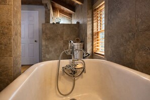 Bathroom - Cozy 3-bedroom cabin in charming Fairburn with AC (Fairburn)