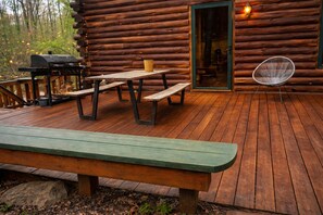 Outdoor dining - Cozy 3-bedroom cabin in charming Fairburn with AC (Fairburn)