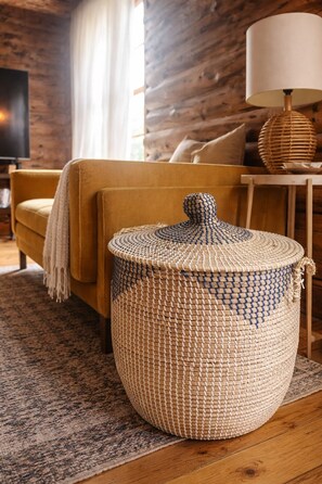 Living area - Cozy 3-bedroom cabin in charming Fairburn with AC (Fairburn)