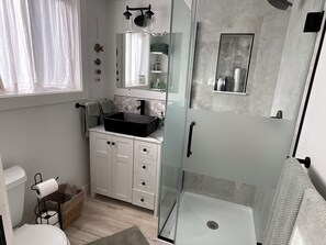 Bathroom - Terrific 1-bedroom stylish bungalow in Seattle perfect for your getaway (Seattle)