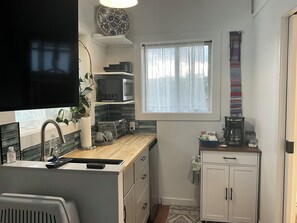 Private kitchen - Terrific 1-bedroom stylish bungalow in Seattle perfect for your getaway (Seattle)