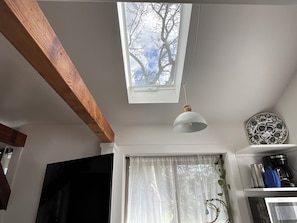 Eine Küche mit Dachfenster, einer Pendelleuchte, einer Kaffeemaschine und einer Dekotasse.