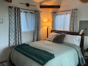 Room - Terrific 1-bedroom stylish bungalow in Seattle perfect for your getaway (Seattle)