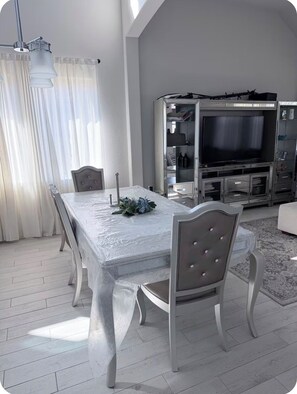Dining - Enjoyable 2-bedroom house with AC in charming Angleton (Angleton)