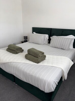 WiFi, bed sheets - Ayr 2-Bed House, Sleeps 4 with Garden & Parking (Ayr)