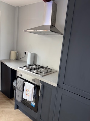 Fridge, microwave, oven, stovetop - Ayr 2-Bed House, Sleeps 4 with Garden & Parking (Ayr)