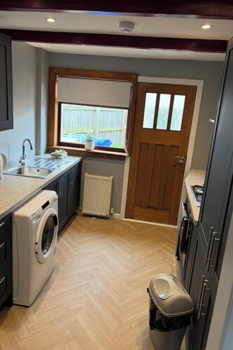 Ayr 2-Bed House, Sleeps 4 with Garden & Parking