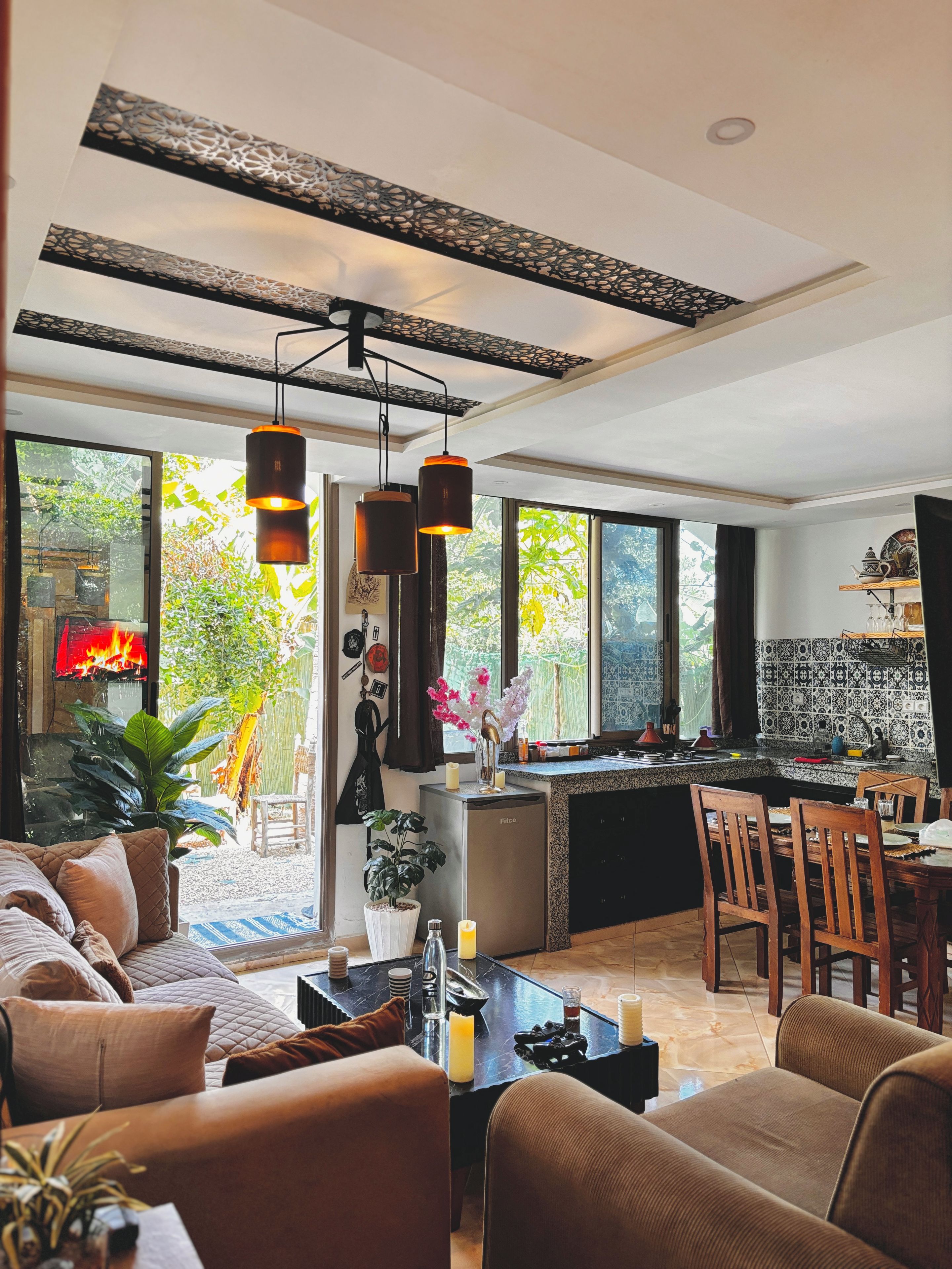 Una sala moderna con un sofá, una mesa de centro y vistas al jardín.
