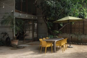Outdoor dining - Casa Nu La Saladita surf point (Los Llanos de Temalhuacán)