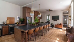 Una cocina moderna con barra, armarios de madera y una isla grande.