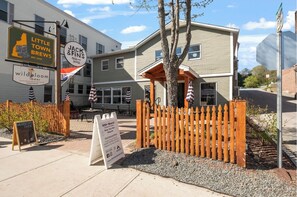 Un bâtiment sur lequel on peut voir des enseignes indiquant la présence de Little Town Brews, de Jack & Fins et d’un bar proposant les bières de Wild Bloom.