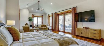 Post Oak Estate - Pool, Barn, 2 Guest Homes, 16 Ac