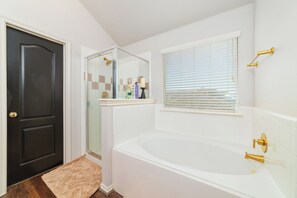 Secador de pelo, bidet, toallas, jabón