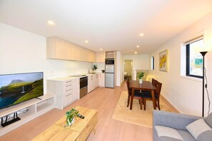 Eine moderne Wohnung mit Küche, Essbereich und Wohnzimmer.