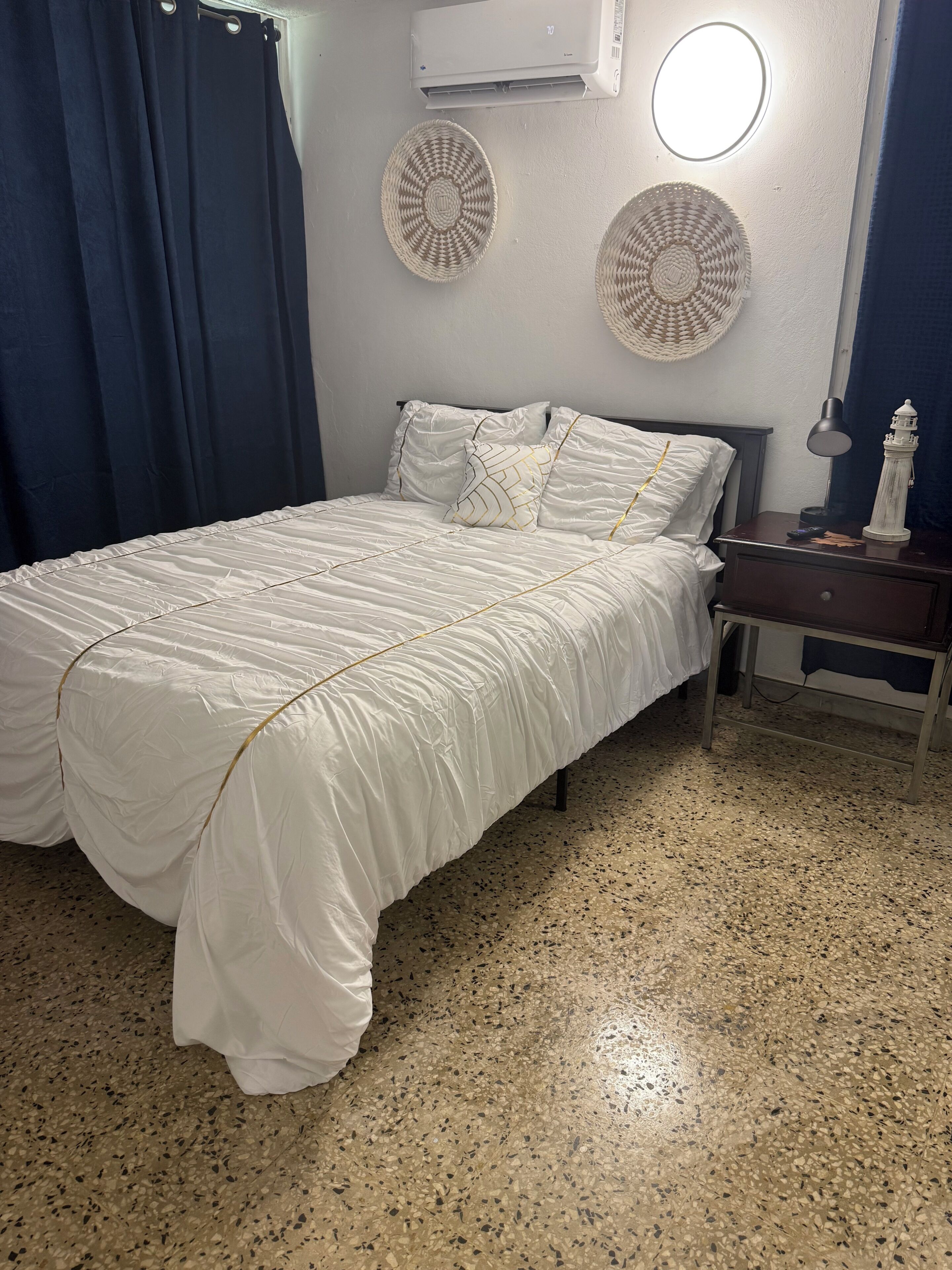 Iron/ironing board, WiFi, bed sheets