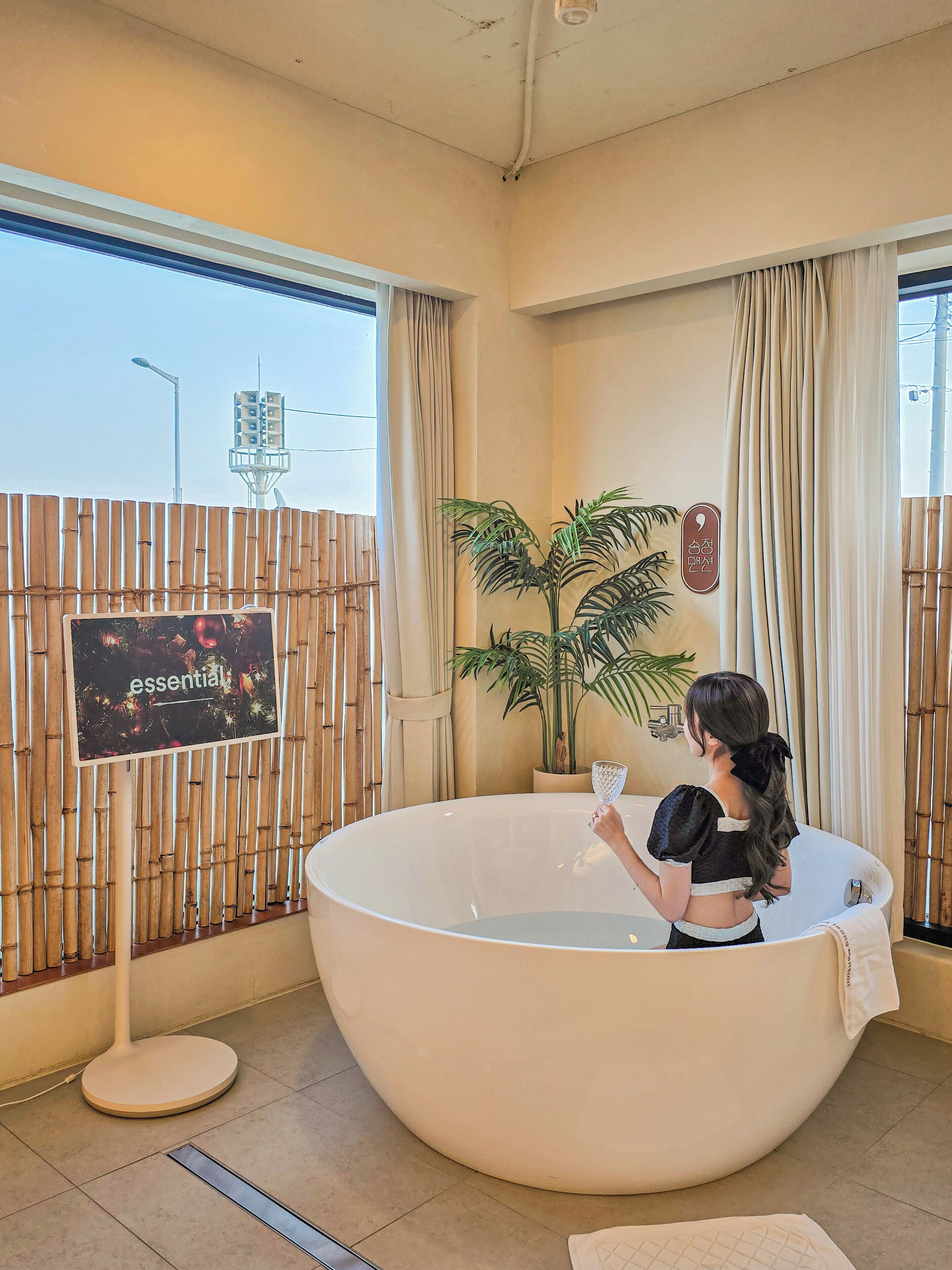 Deluxe suite, uitzicht op oceaan | Badkamer | Gratis toiletartikelen, pantoffels, handdoeken, shampoo