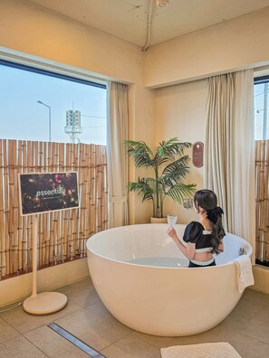 Deluxe suite, uitzicht op oceaan | Badkamer | Gratis toiletartikelen, pantoffels, handdoeken, shampoo