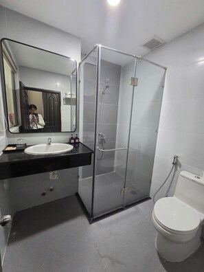 Amenidades de baño gratuitas, secadora de cabello, toallas, jabón 