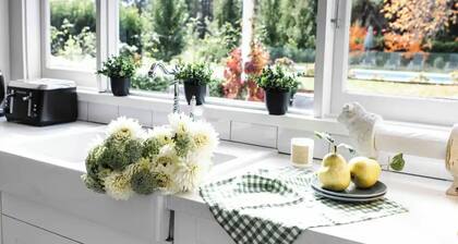 Boutique farm-stay in The Southern Highlands with pool. Family + pet friendly.