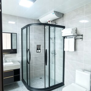 Quarto duplo com design assinado | Banheiro | Secador de cabelo, toalhas de banho, sabonete, shampoo