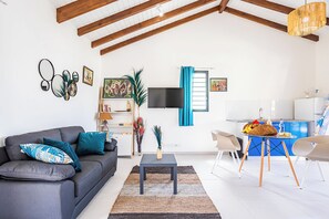 Ein modernes Wohnzimmer mit einer Couch, einem Couchtisch und einem Essbereich.