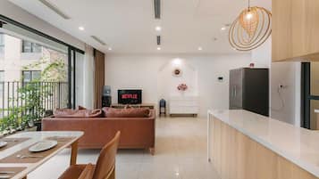 Business Apartment, 2 Bedrooms, City View, Tower | Living room