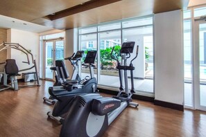 Ein Fitnessstudio mit Laufbändern, Crosstrainern und Kraftgeräten.