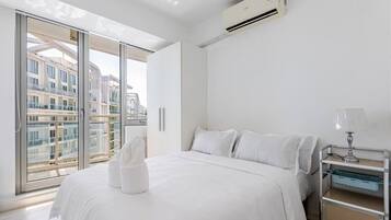 Desk, iron/ironing board, WiFi, bed sheets