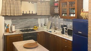 Uma cozinha com fogão, pia e arm ários.