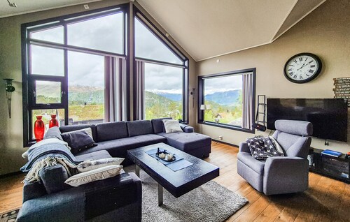 Lovely home in Skare with WiFi