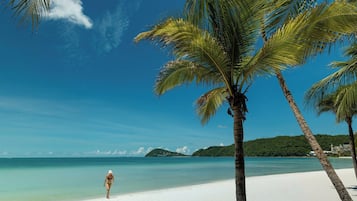 Pantai di sekitar, pasir putih, dan antar-jemput gratis ke pantai