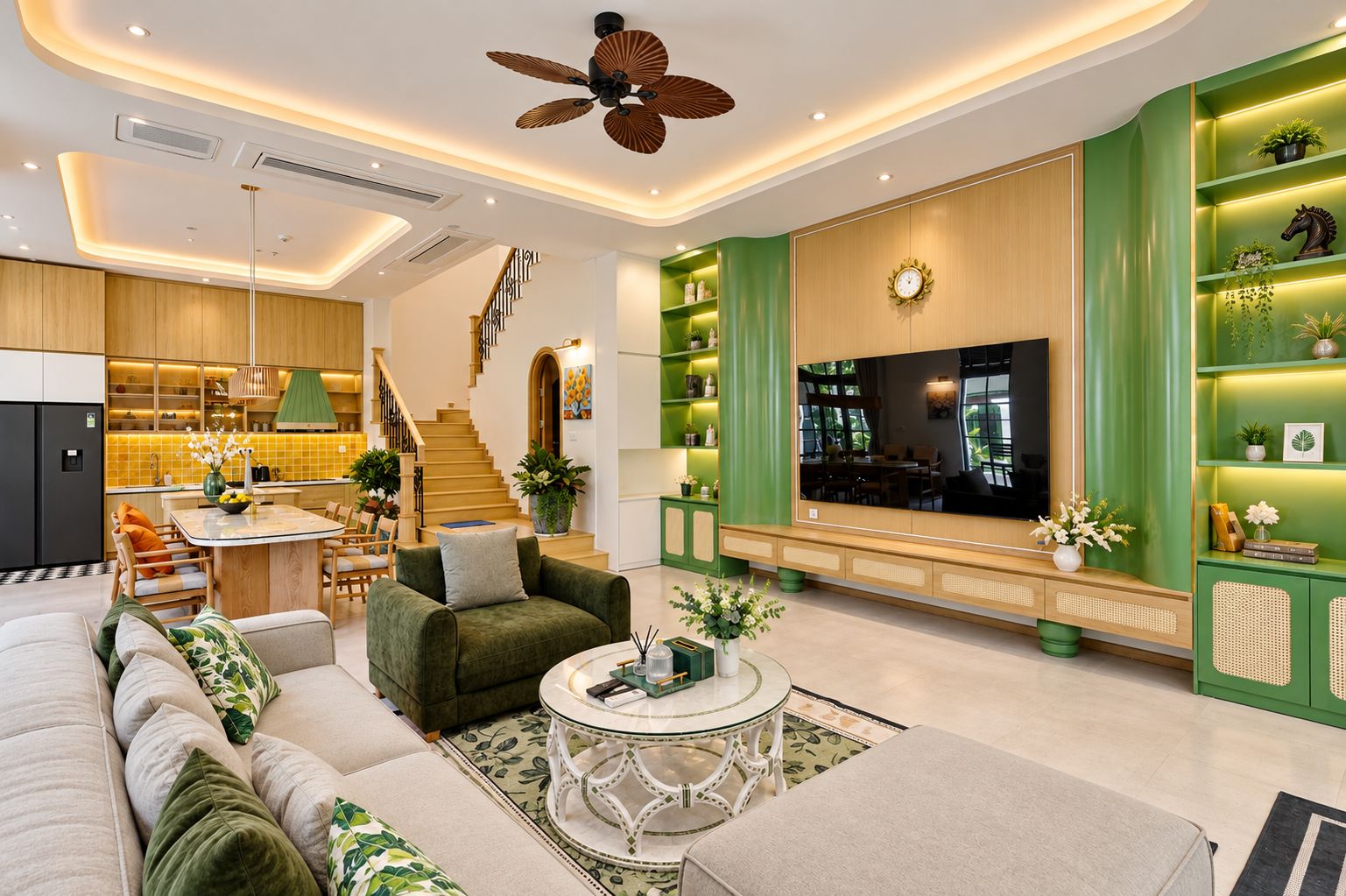Una sala de estar moderna con sofá, mesa de centro y televisor sobre una pared verde decorativa.