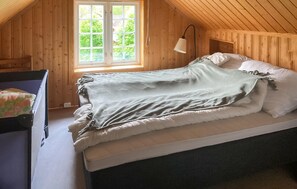 A wooden room with a bed, a window, and a lamp. - Stunning home in Sandefjord with WiFi (Sandefjord)