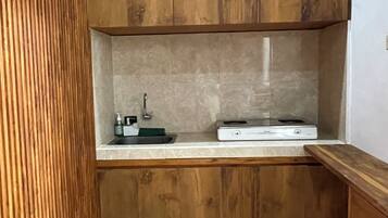 Fridge, stovetop, dishwasher, cookware/dishes/utensils