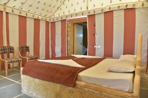 In-room safe, soundproofing - Oasis Camp Sam (Sam)