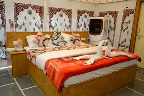 In-room safe, soundproofing - Oasis Camp Sam (Sam)