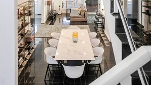 Un interior moderno con zona de comedor, escalera y espacio habitable integrado.