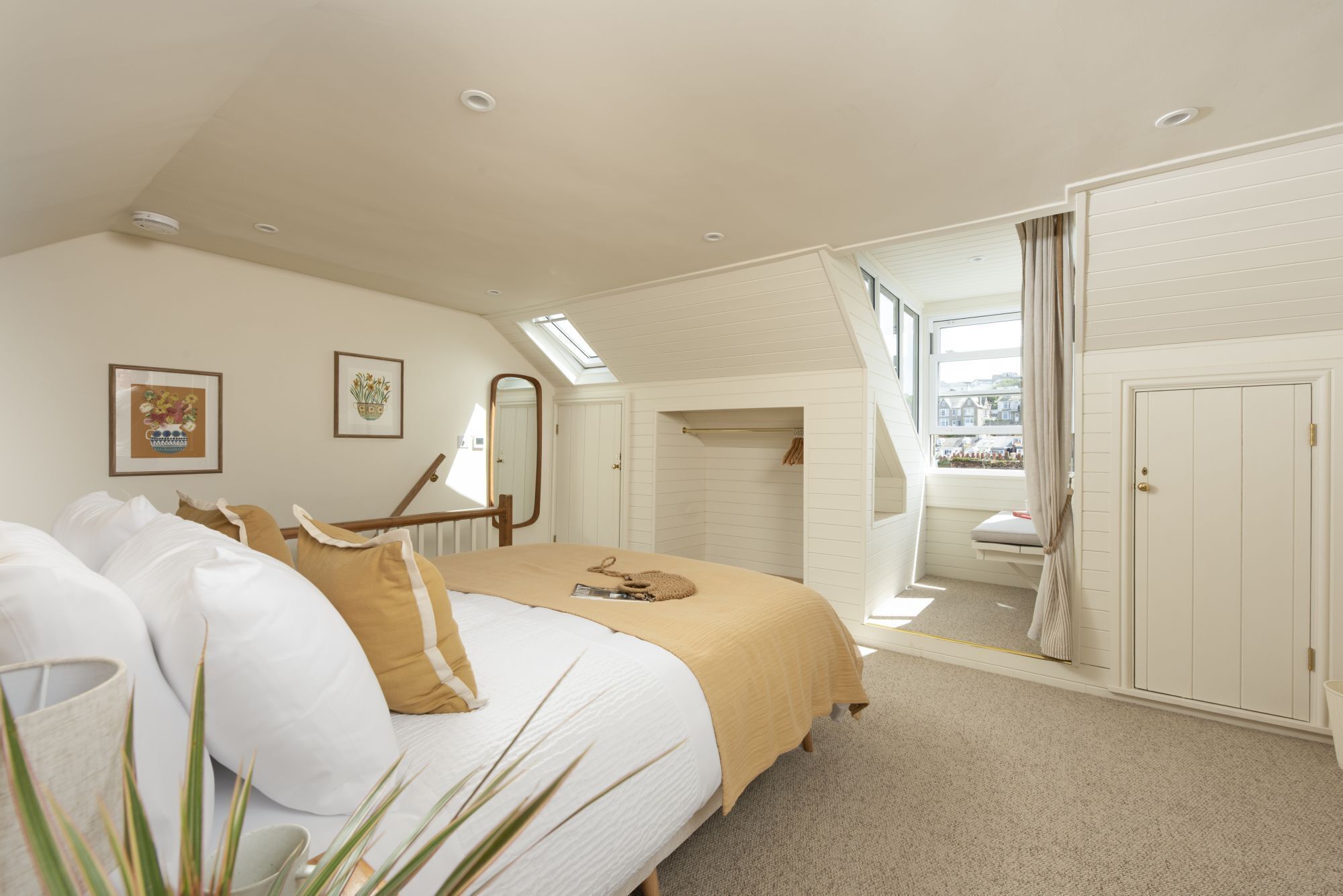 5 bedrooms, desk, iron/ironing board, Internet