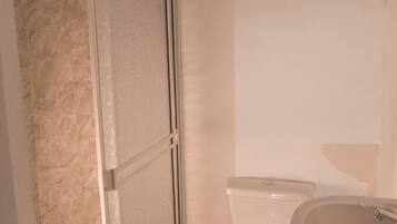 Chambre Double Confort | Salle de bain | Douche, serviettes fournies, savon, papier toilette