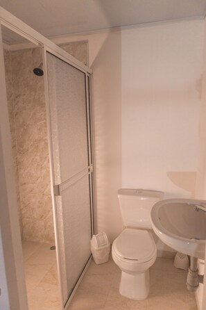 Chambre Double Confort | Salle de bain | Douche, serviettes fournies, savon, papier toilette
